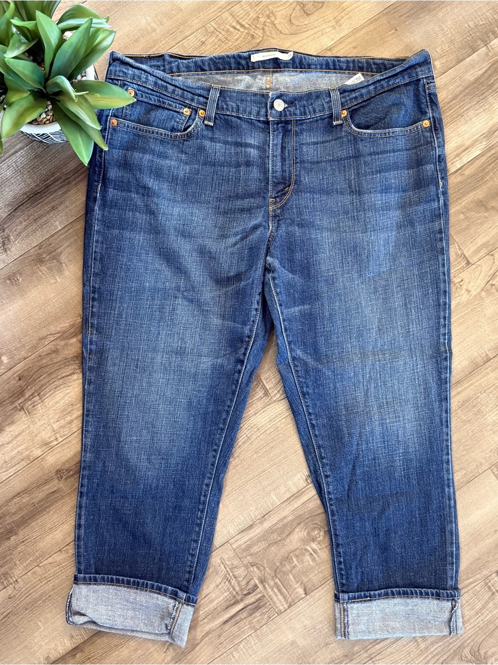 Levi’s dark wash boyfriend jeans size 33